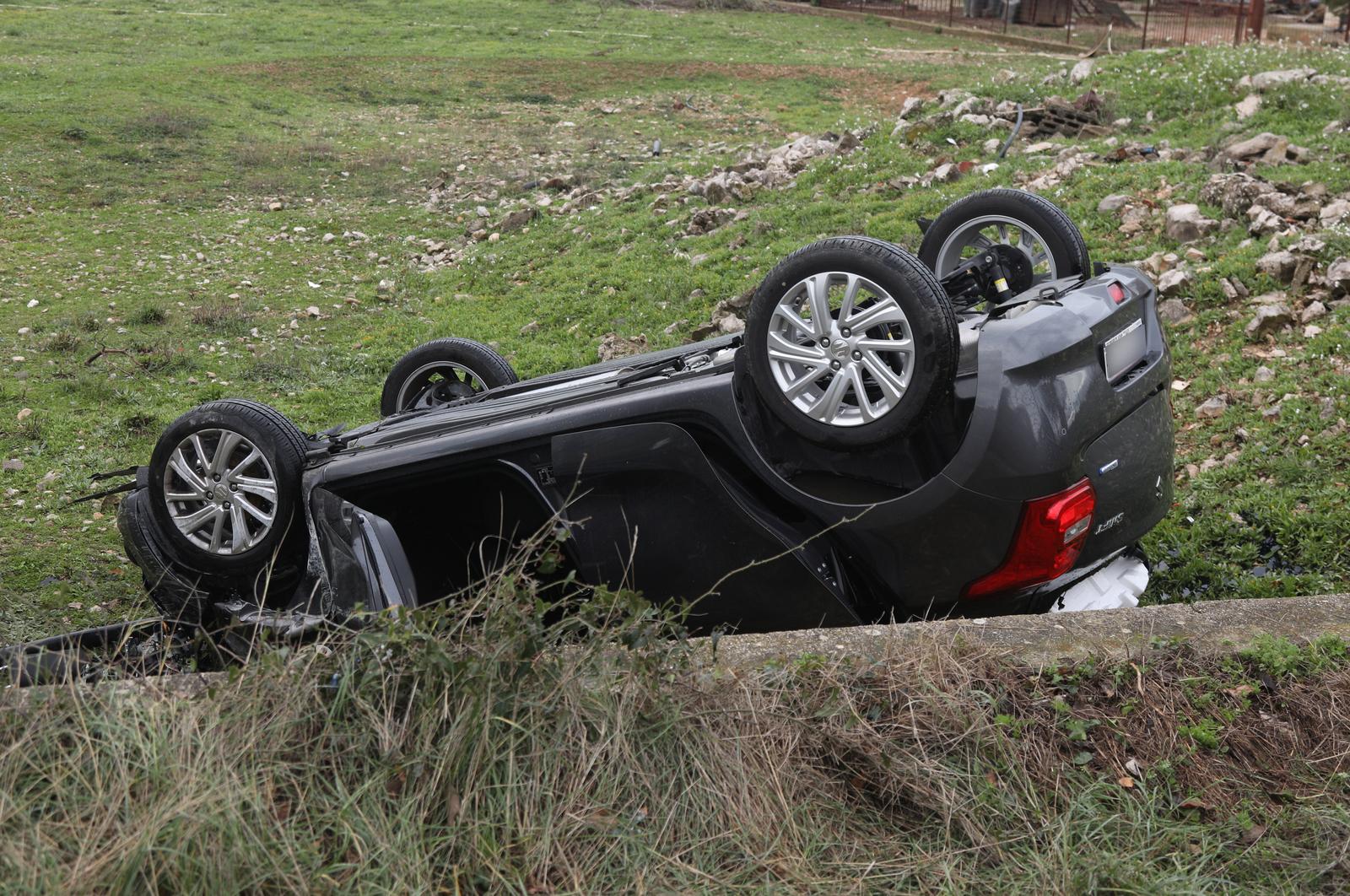 Godi Njak U Prevrtanju Ispao Iz Automobila I Na Mjestu Poginuo