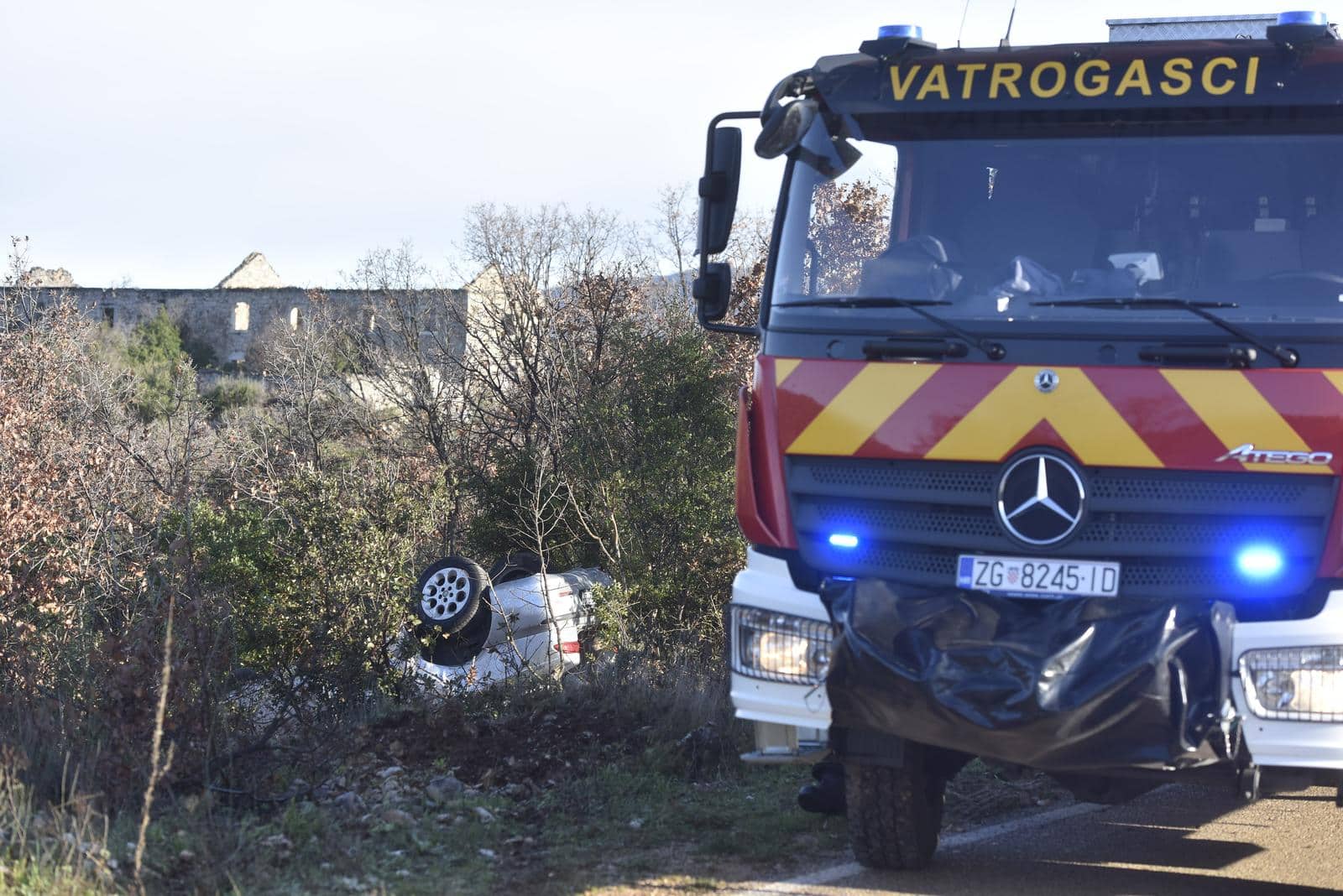 VIDEO Auto izletio s ceste i završio na krovu jedna osoba je