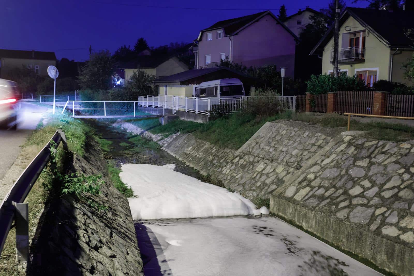 Zagreb: Potok Vrapčak onečišćen pjenom nepoznatog porijekla