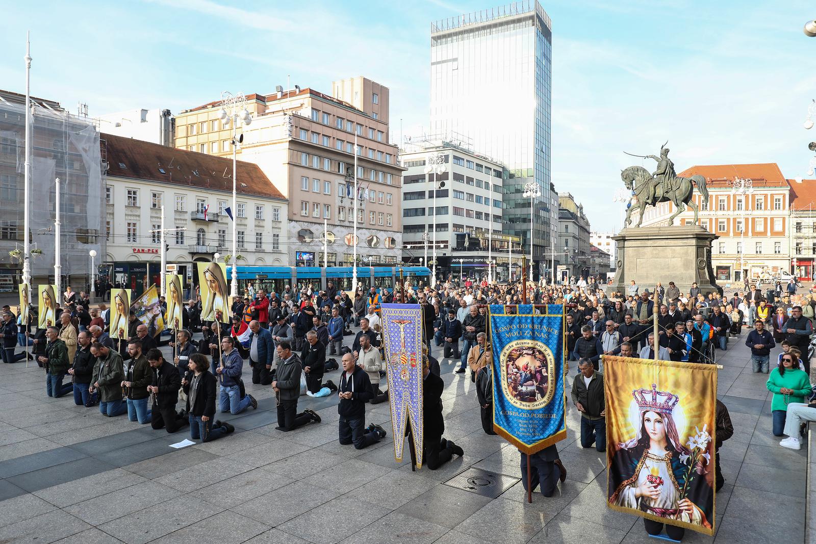 Zagreb: Muškarci na Trgu bana Josipa Jelačića molili krunicu
