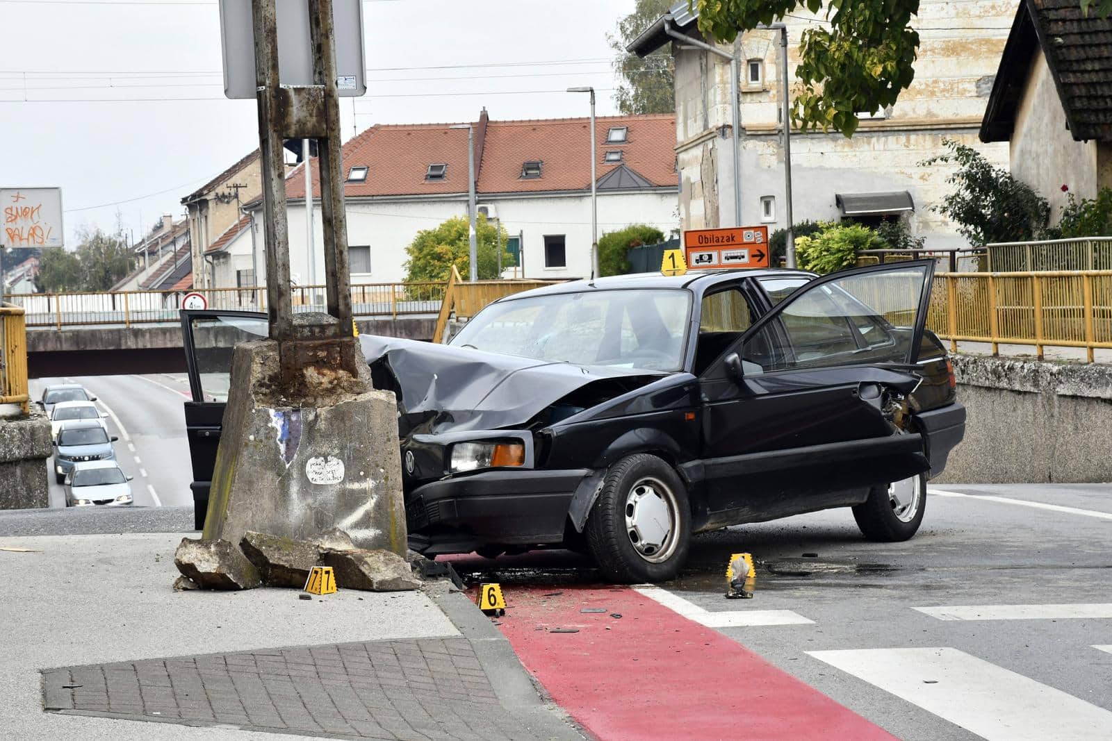 Sisak: Vozač VW Passata zabio se u stup električne rasvjete u ulici Franje Lovrića