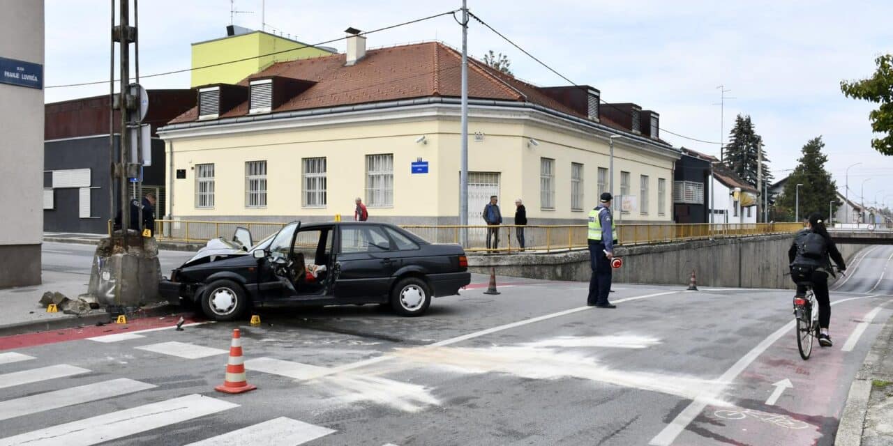 Sisak: Vozač VW Passata zabio se u stup električne rasvjete u ulici Franje Lovrića