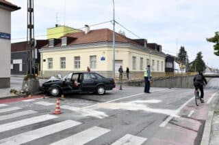 Sisak: Vozač VW Passata zabio se u stup električne rasvjete u ulici Franje Lovrića