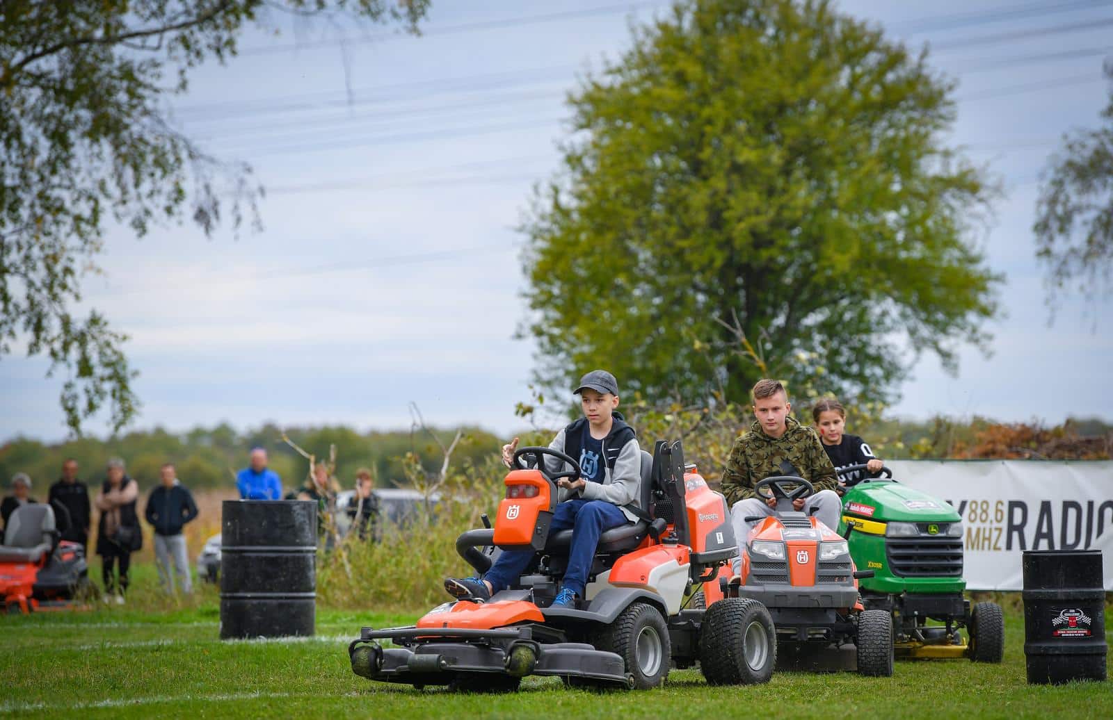 Na 9. Buševskoj kestenijadi održana je utrka traktor kosilica