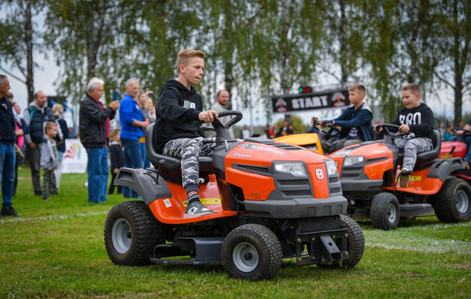 Na 9. Buševskoj kestenijadi održana je utrka traktor kosilica