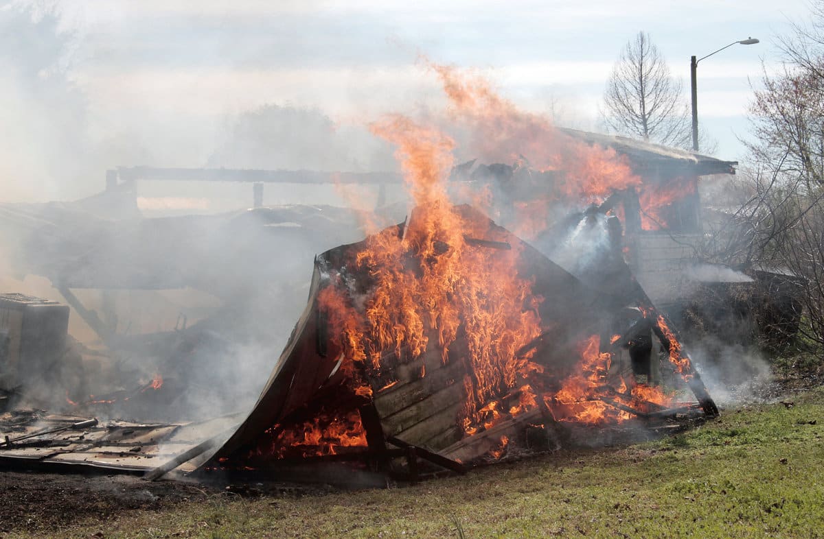 20190318-150626-INS_Trash_Fire_burn_several_small_buildings