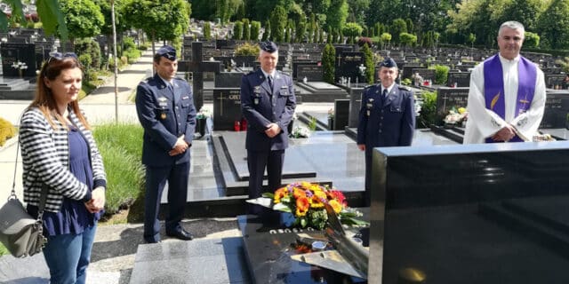 Hrvatsko ratno zrakoplovstvo polo�ilo vijenac na Mirogoju za Rudolfa Pere�ina