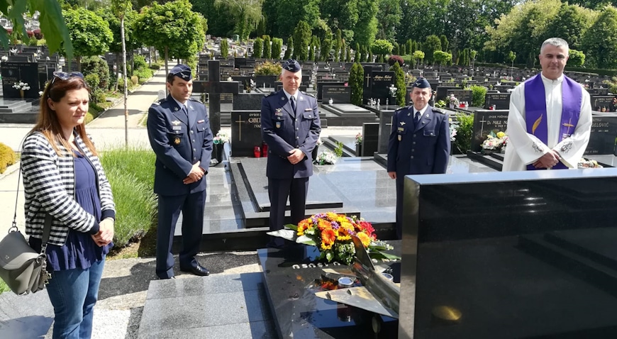 Hrvatsko ratno zrakoplovstvo poloilo vijenac na Mirogoju za Rudolfa Pereina