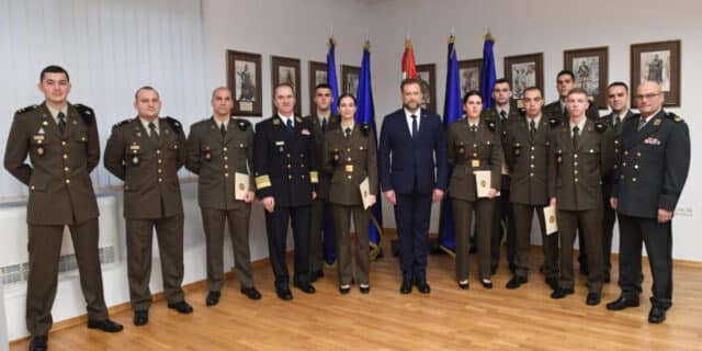 Ministar Banožić kadetima uručio Rješenja o prijmu u djelatnu vojnu službu