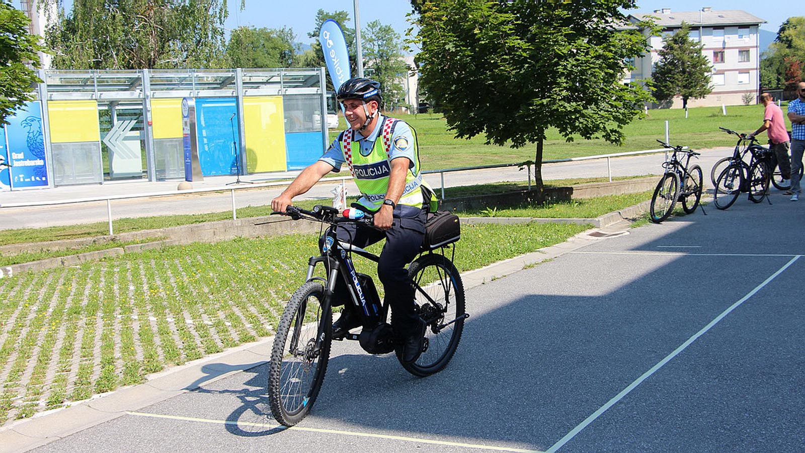 8_Policajac PP Jastrebarsko vozi usporku