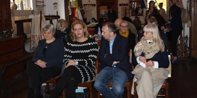 Brojni okupljeni na pressici_