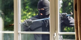 Burglar-breaking-into-a-house-960×480-1