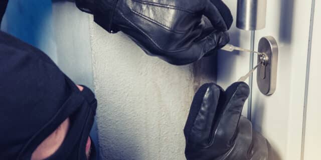 Burglar-using-lock-picking-kit