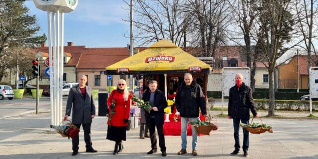 Jelušić podijelio ruže sugrađankama 1