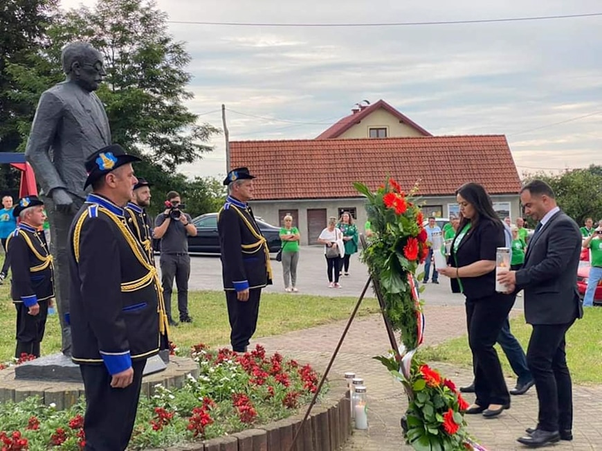 Kupinec-odavanje-pocasti-1
