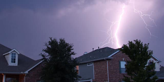LIGHTNING-HITS-A-HOUSE