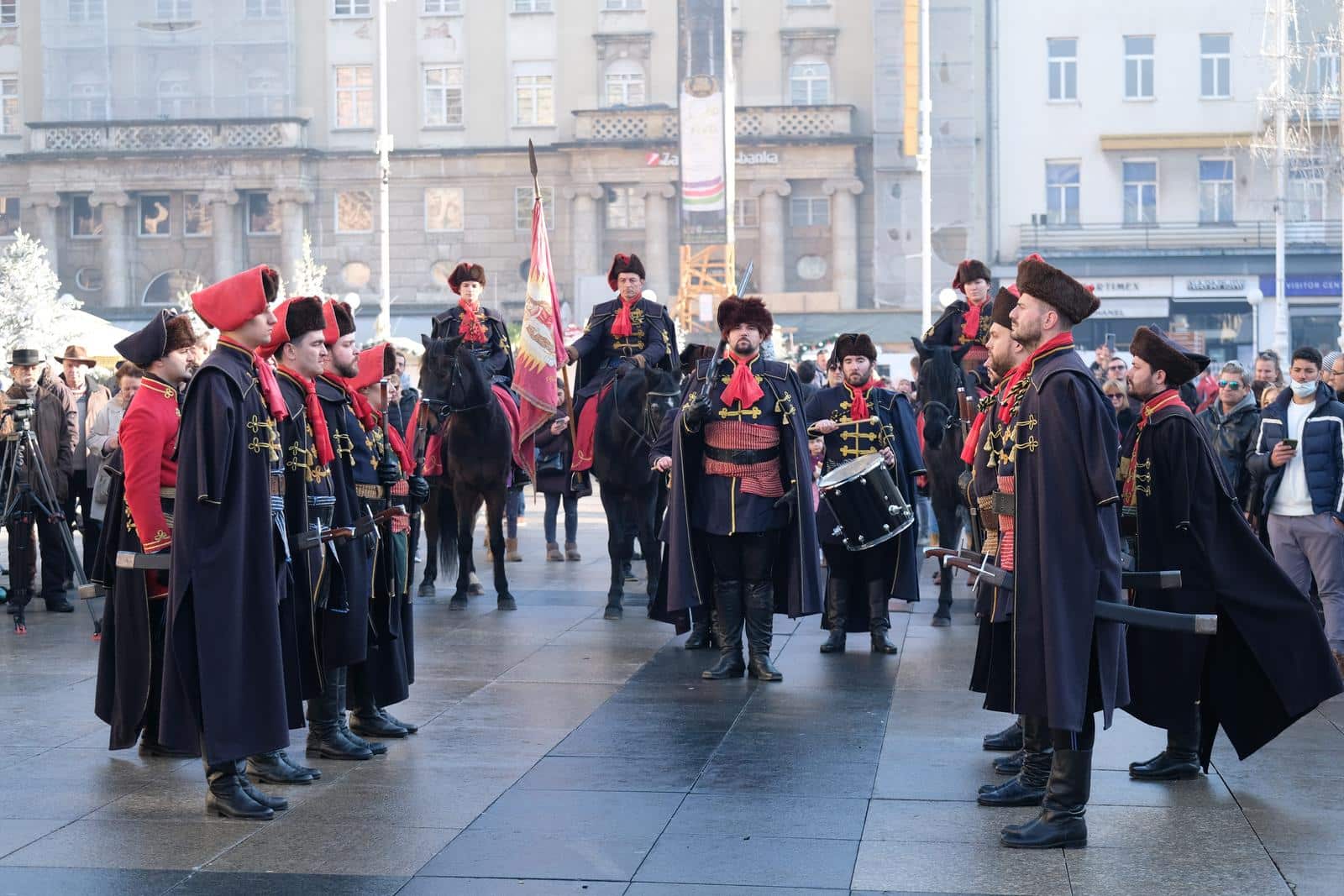 Smjena straže i postrojavanje Kravat pukovnije na prvi dan 2022. godine