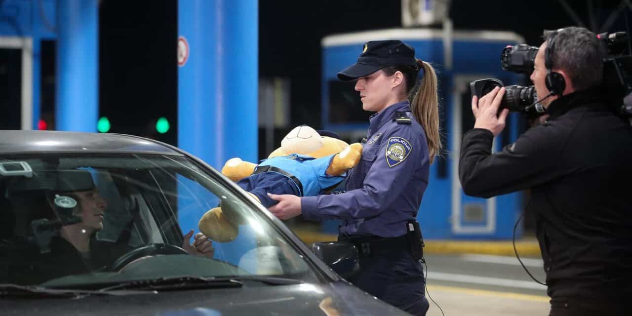 Posljednji putnik na graničnom prijelazu Bregana prije ulaska Hrvatske u Schengen nagrađen je policijskim medvjedićem