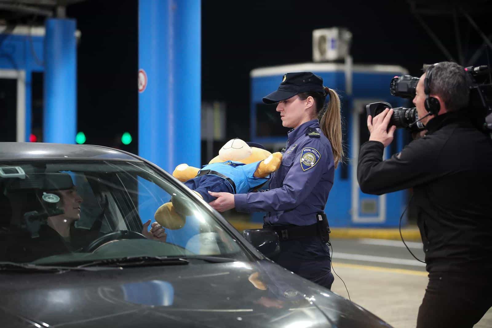 Posljednji putnik na graničnom prijelazu Bregana prije ulaska Hrvatske u Schengen nagrađen je policijskim medvjedićem