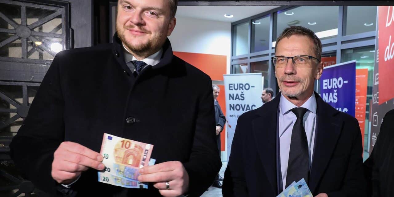 Ministar Primorac i guverner Vujčić na bankomatu podignuli eure