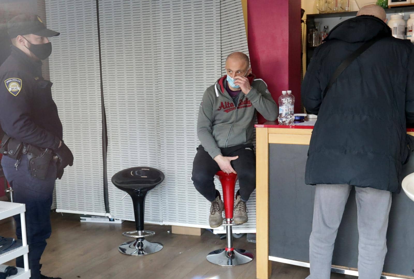 Zagreb: Iako su mjere i dalje na snazi, vlasnik teretane otvorio svoja vrata, stigla i policija