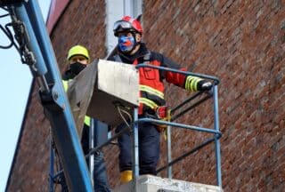 Gradonačelnik Bandić sudjeluje u sanaciji zabatnog zida oštećenog u potresu