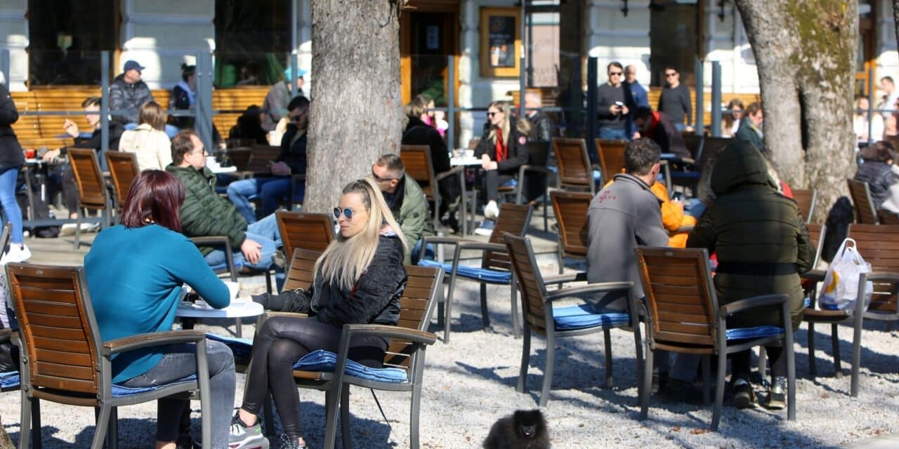 Brojni građani izašli na terase kafića u Karlovcu