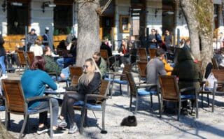 Brojni građani izašli na terase kafića u Karlovcu