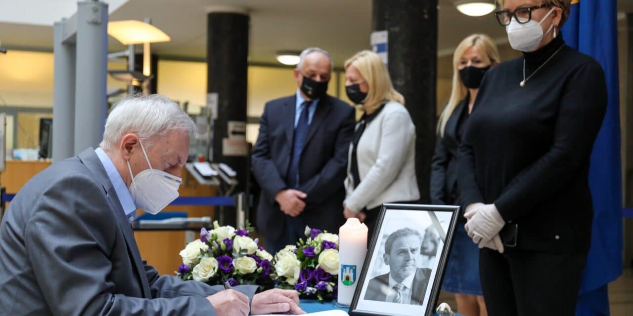 Zagreb: Stjepan Kožić  upisao se u Knjigu žalosti za Milana Bandića