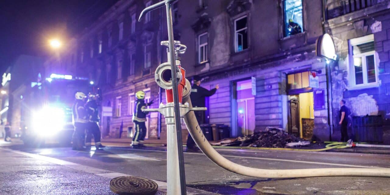 Sedmero ljudi spašeno je iz požara koji je zahvatio stan na drugom katu zgrade u Palmotićevoj ulici u centru Zagreba