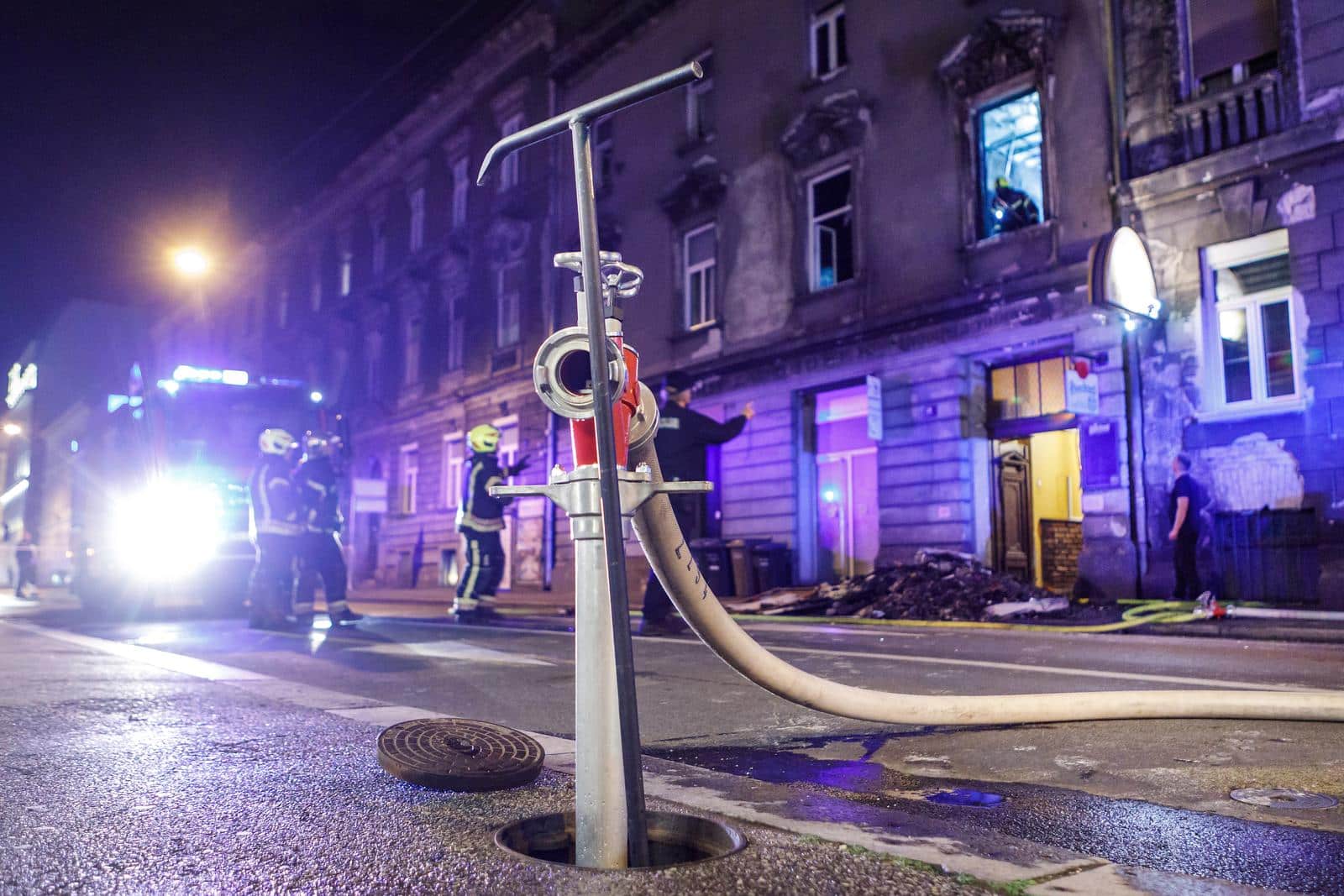 Sedmero ljudi spašeno je iz požara koji je zahvatio stan na drugom katu zgrade u Palmotićevoj ulici u centru Zagreba