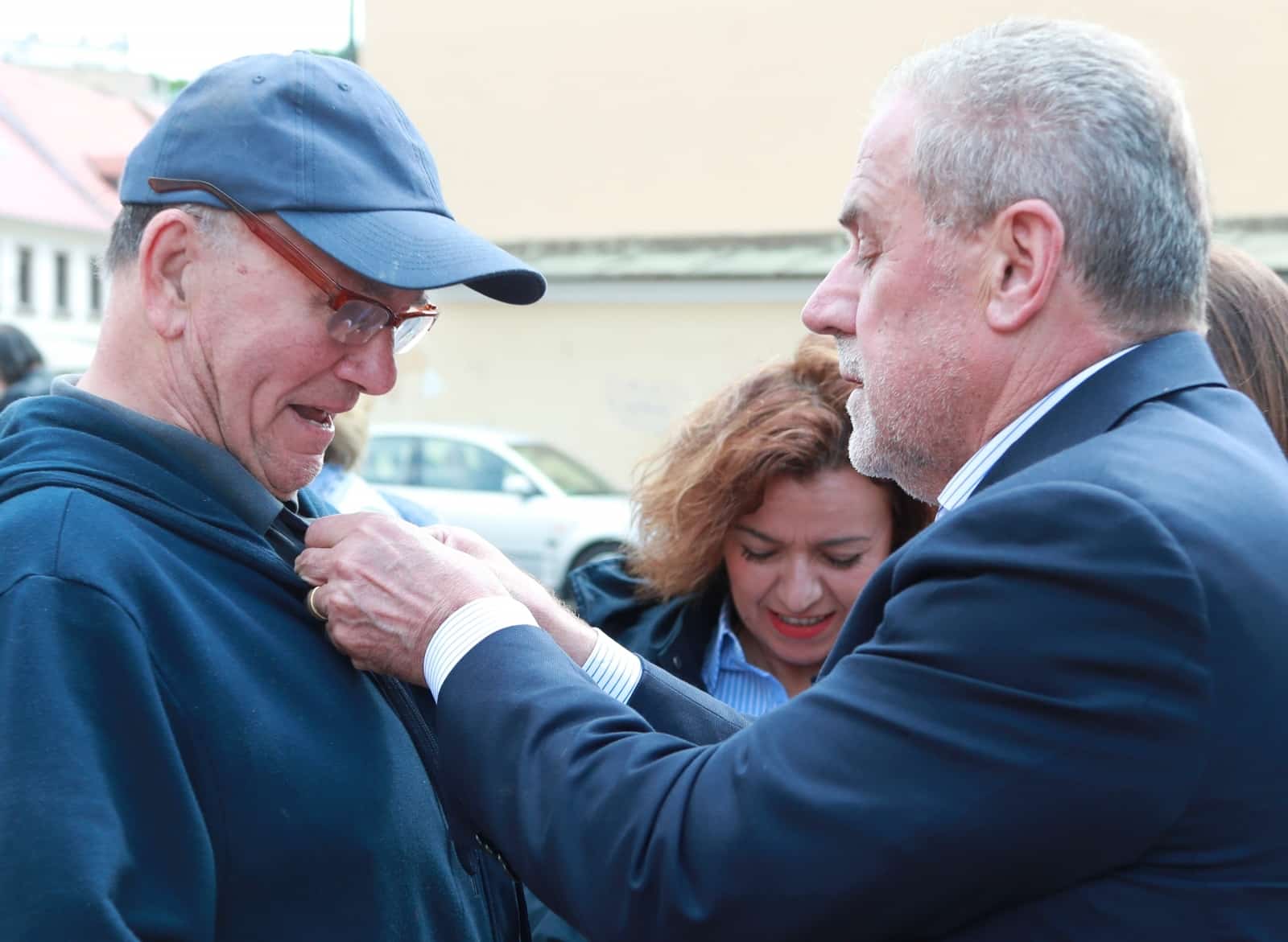 Zagreb: Bandić popravio kragnu prolazniku koji mu se obratio s problemom