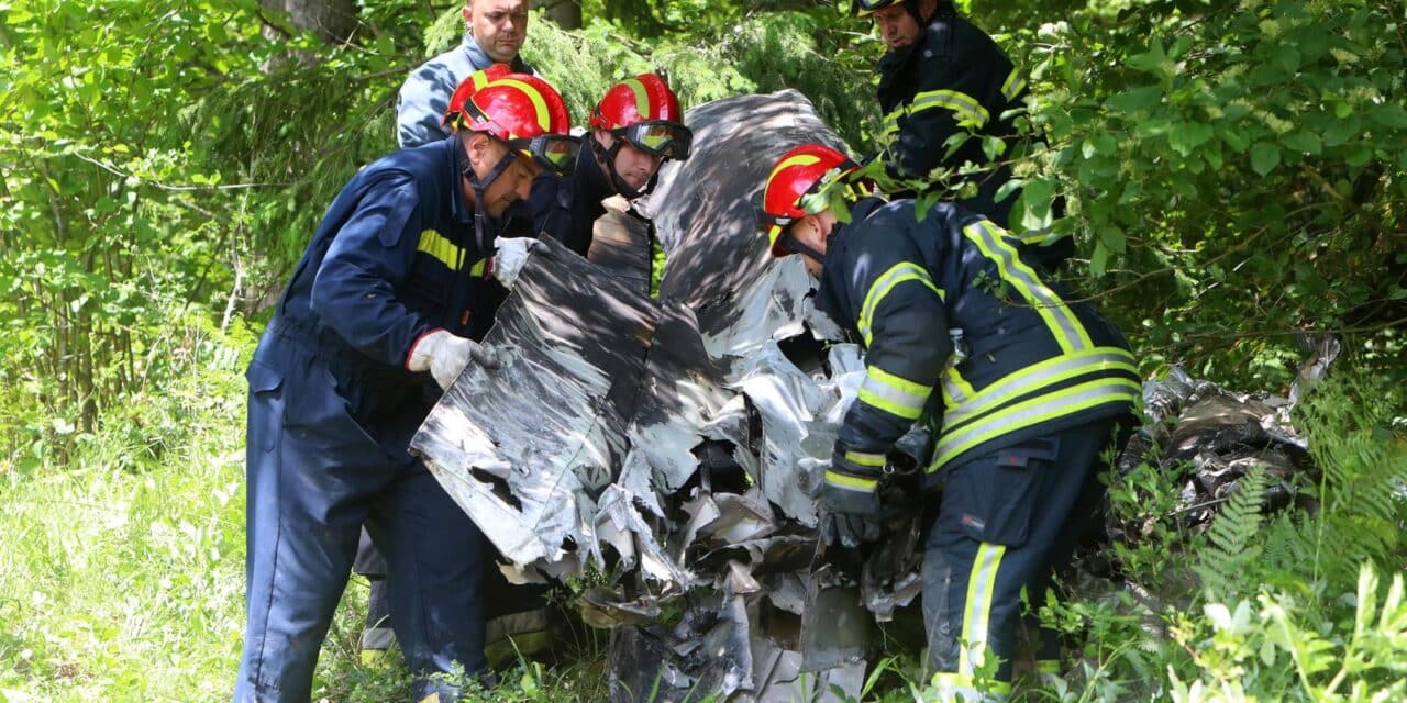 Helikopterom izvučeni dijelovi aviona u kojem su život izgubile četiri osobe