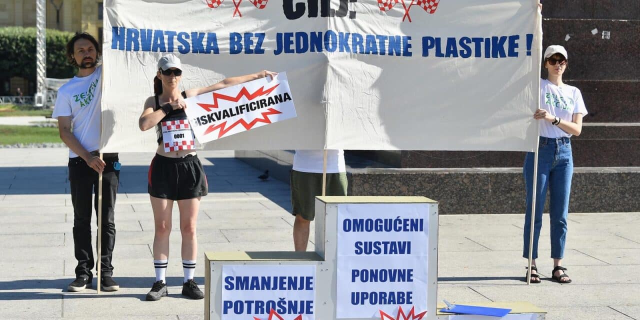Zagreb: Performans Zelene akcije povodom pokretanja kampanje “Srpanj bez plastike”