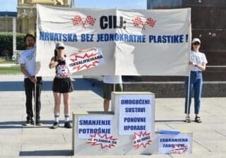 Zagreb: Performans Zelene akcije povodom pokretanja kampanje “Srpanj bez plastike”