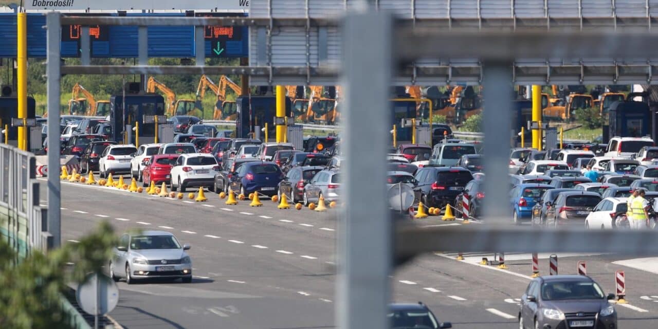 Zagreb: Kod naplatne postaje Lučko kolona vozila je dugačka oko 4 kilometra
