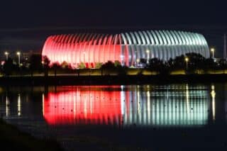 Zbog krizne situacije event industrije Arena Zagreb osvijetljena crvenom bojom
