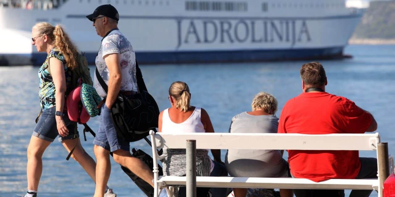 Split: Turisti u trajektnoj luci čekaju svoj prijevoz