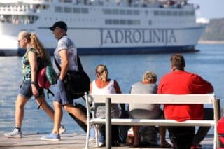 Split: Turisti u trajektnoj luci čekaju svoj prijevoz
