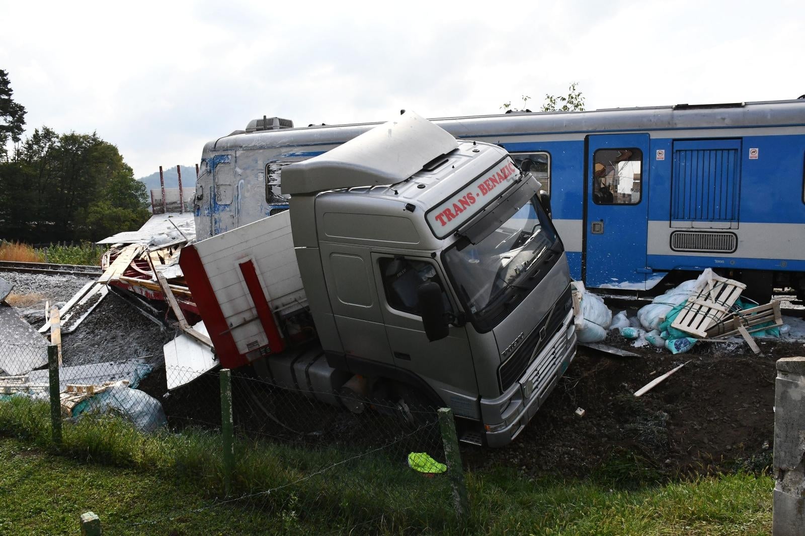 Požega – Sudar putničkog vlaka i kamiona na pružnom prijelazu u ulici Nikole Zrinskog u Požegi.