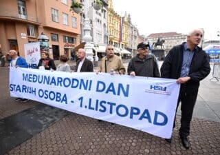 Zagreb: Šutljivi prosvjed umirovljenika na Međunarodni dan starijih osoba