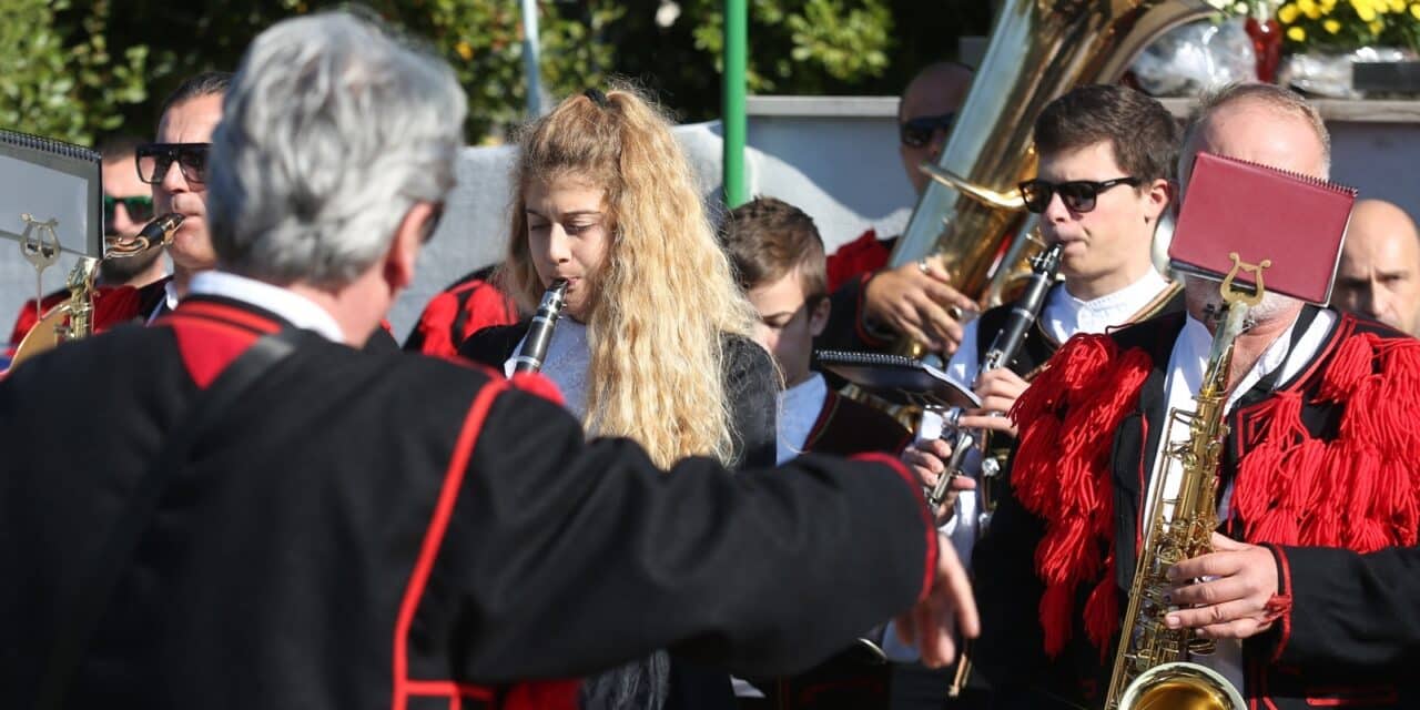 Šibenska narodna glazba tradicionalno na Dan mrtvih obilazi šibenska groblja svirajući marševe