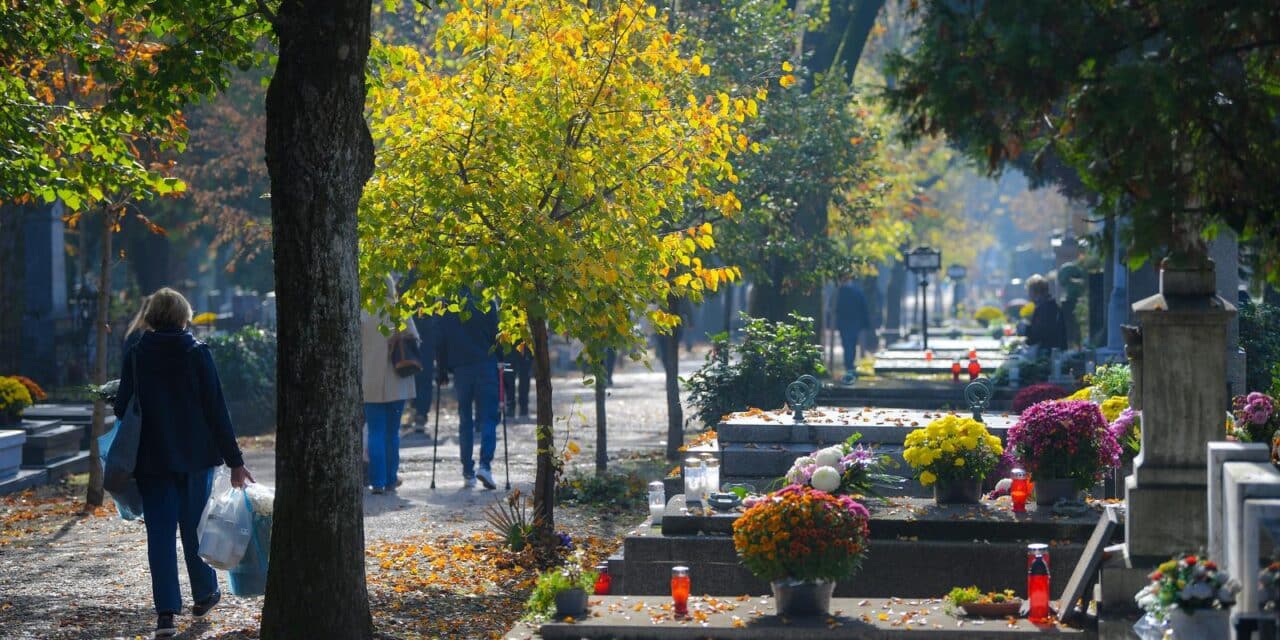 Zagreb: Građani obilaze grobove na groblju Mirogoj za blagdan Svih svetih