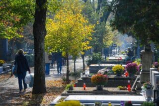Zagreb: Građani obilaze grobove na groblju Mirogoj za blagdan Svih svetih