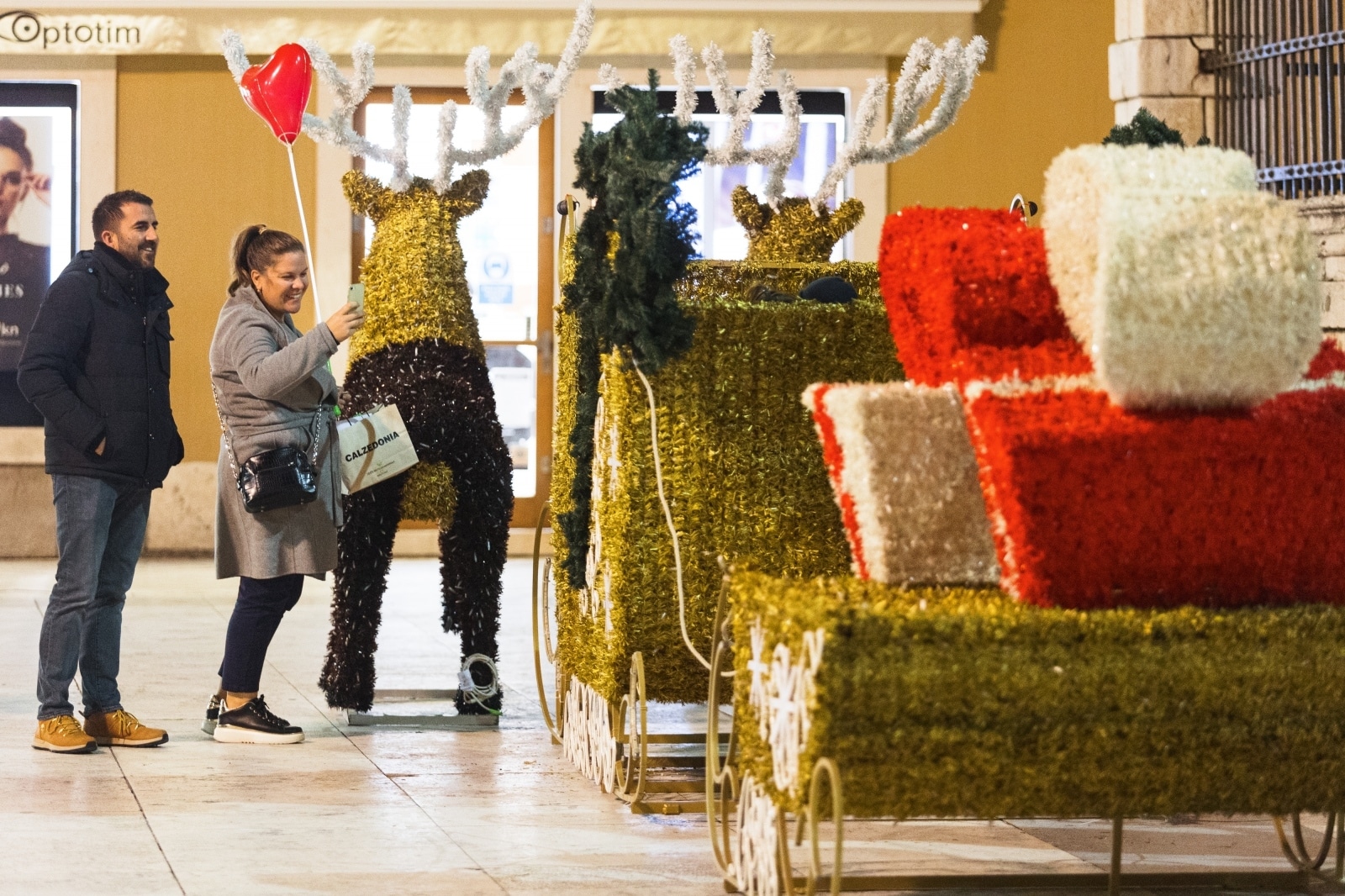 Blagdanska rasvjeta postavljena je u Zadru