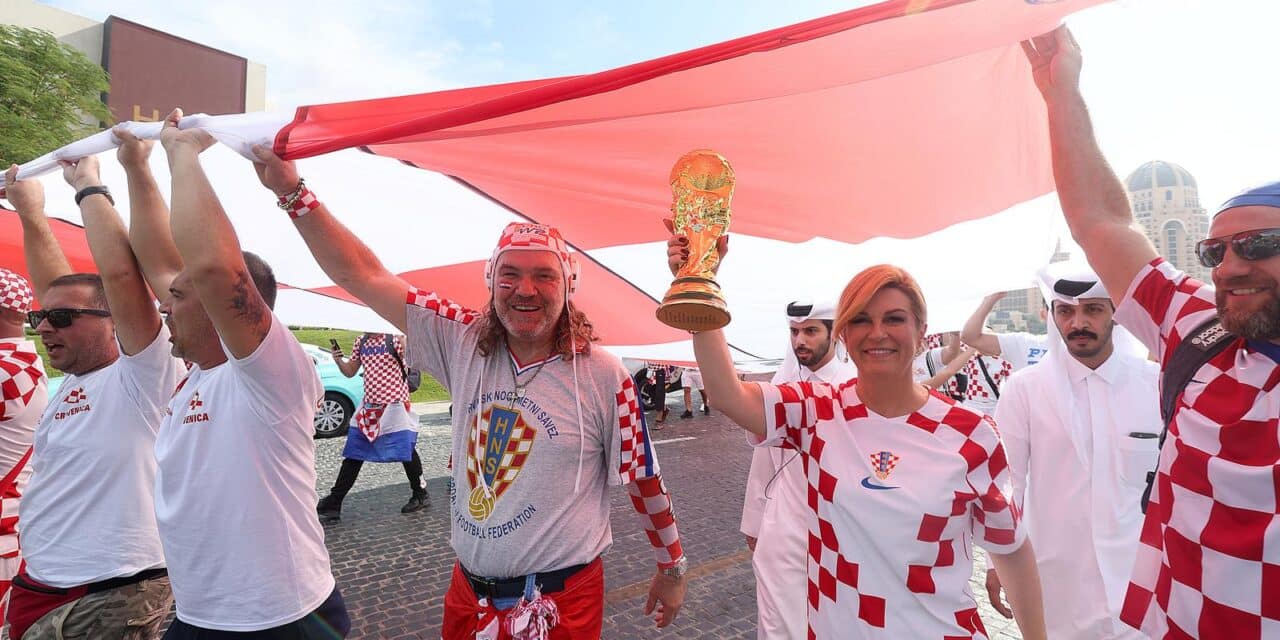 KATAR 2022: Bivša hrvatska predsjednica Kolinda Grabar Kitarović od ranog jutra druži se i pjeva s navijačima u Katru