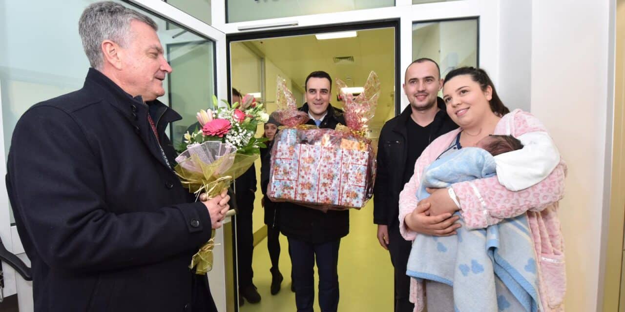 Gradonačelnik Burić obišao prvu bebu rođenu u Šibeniku