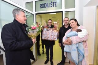 Gradonačelnik Burić obišao prvu bebu rođenu u Šibeniku