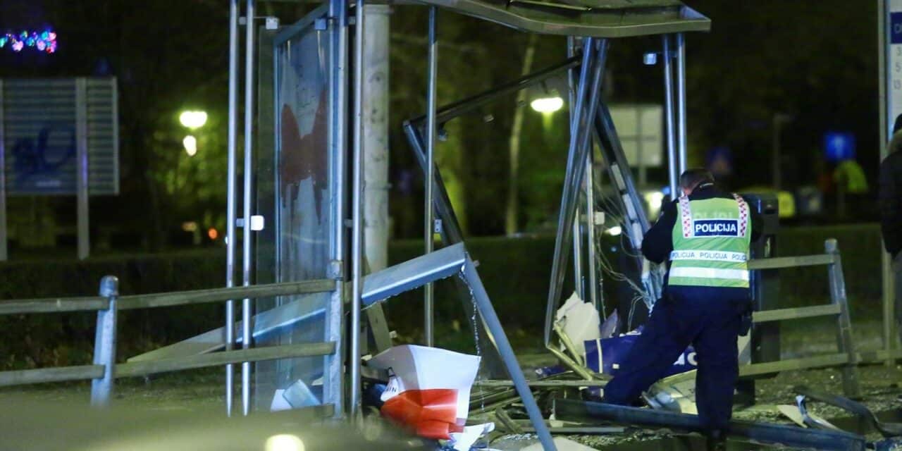 Zagreb: Automobilom se zaletio u tramvajsku stanicu na Vukovarskoj, nema ozlijeđenih