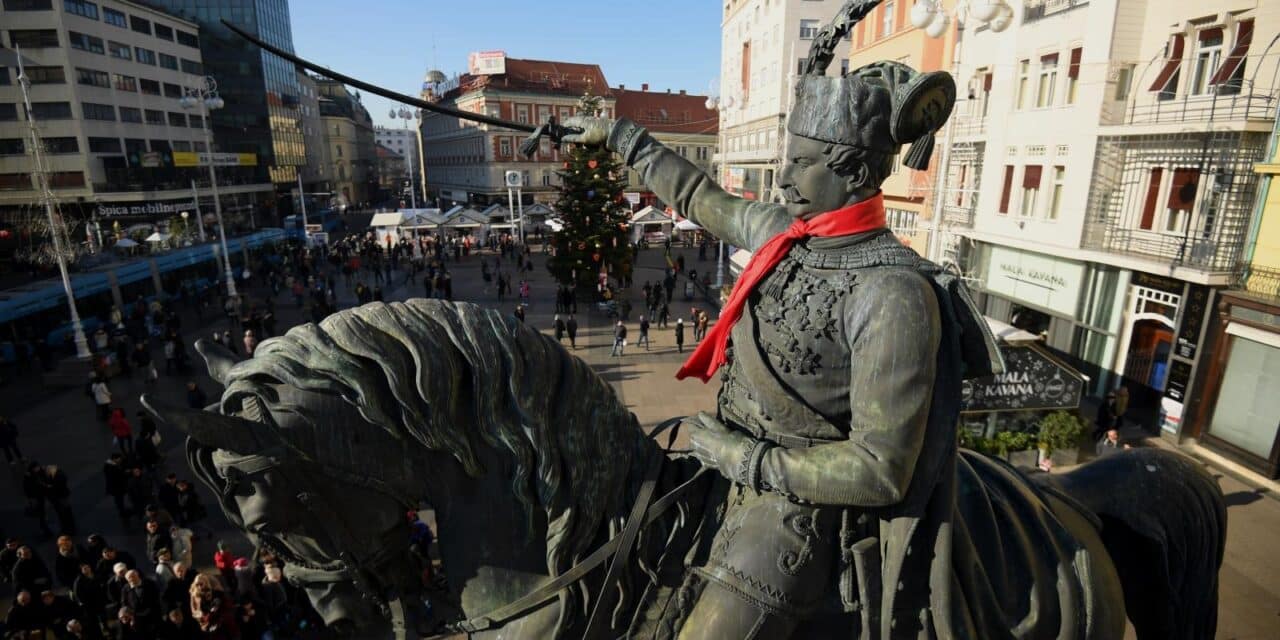 Zagreb: Spomenik banu Josipu Jelačiću ukrašen velikom crvenom kravatom
